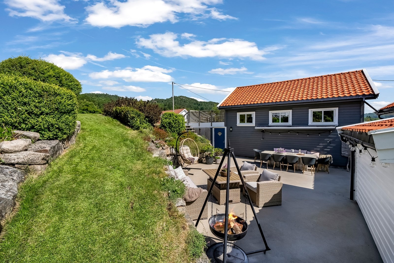 Eiendommen ligger meget solrikt til, på baksiden har man solen til sent på kvelden. Galleribilde