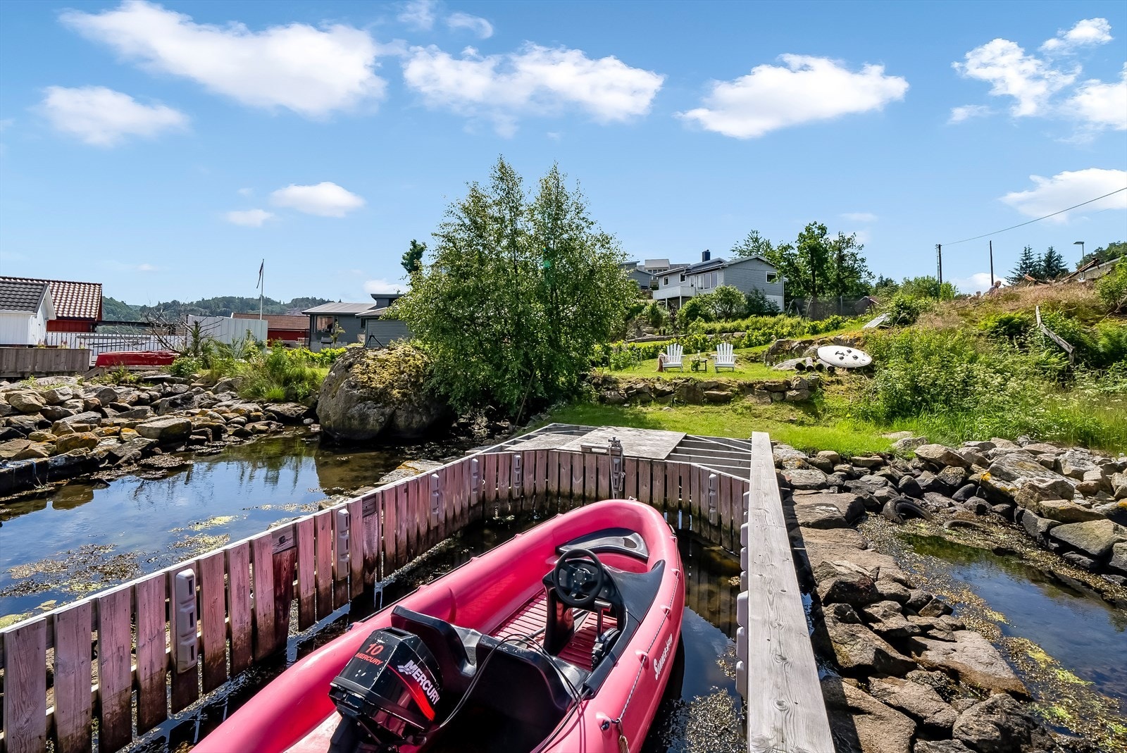 Ved båtplassen er det plass til å sette seg for å nyte utsikt og sol. Galleribilde