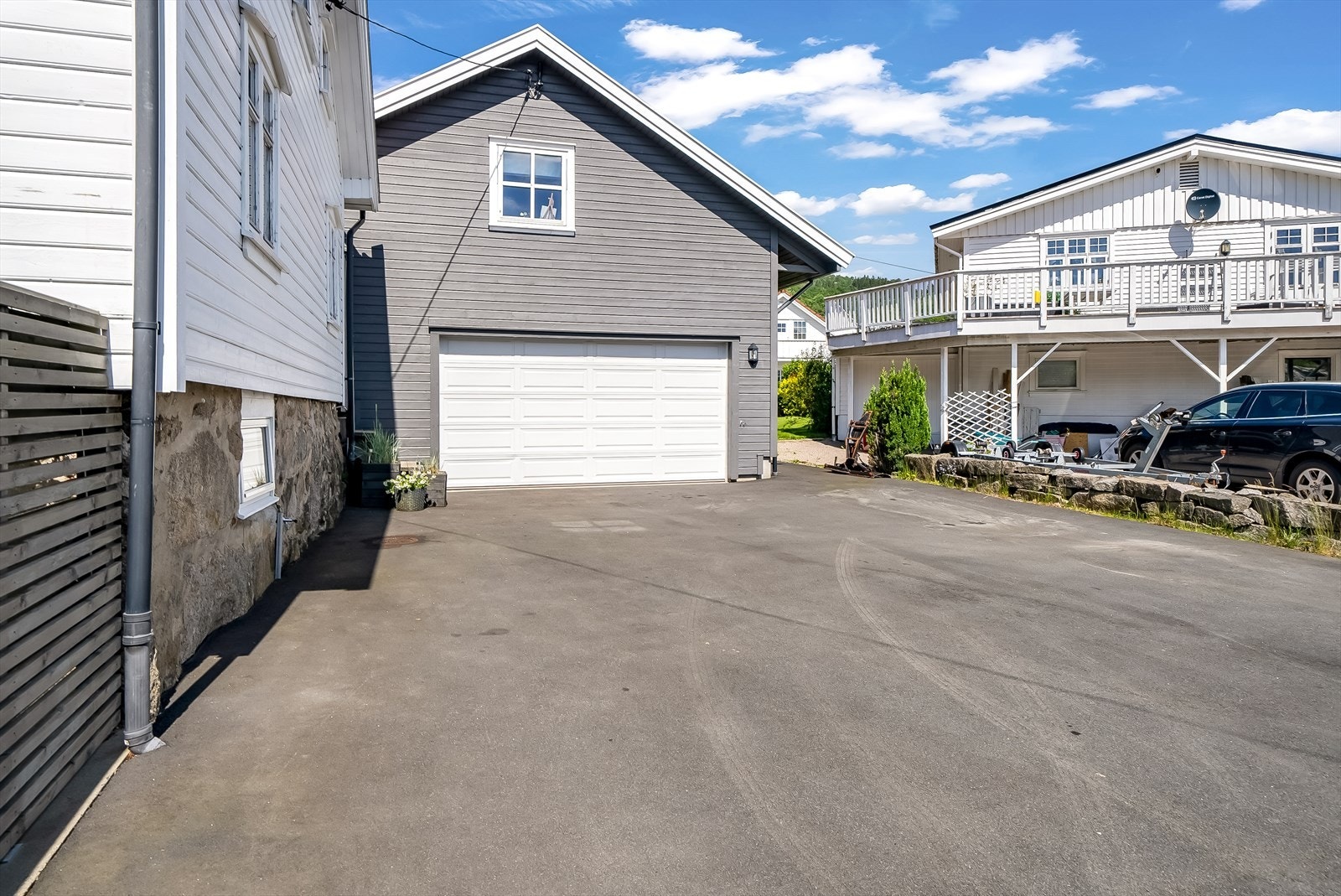 Godt med parkeringsplass på egen eiendom med innkjøring til en dobbel garasje med automatisk portåpner. Galleribilde