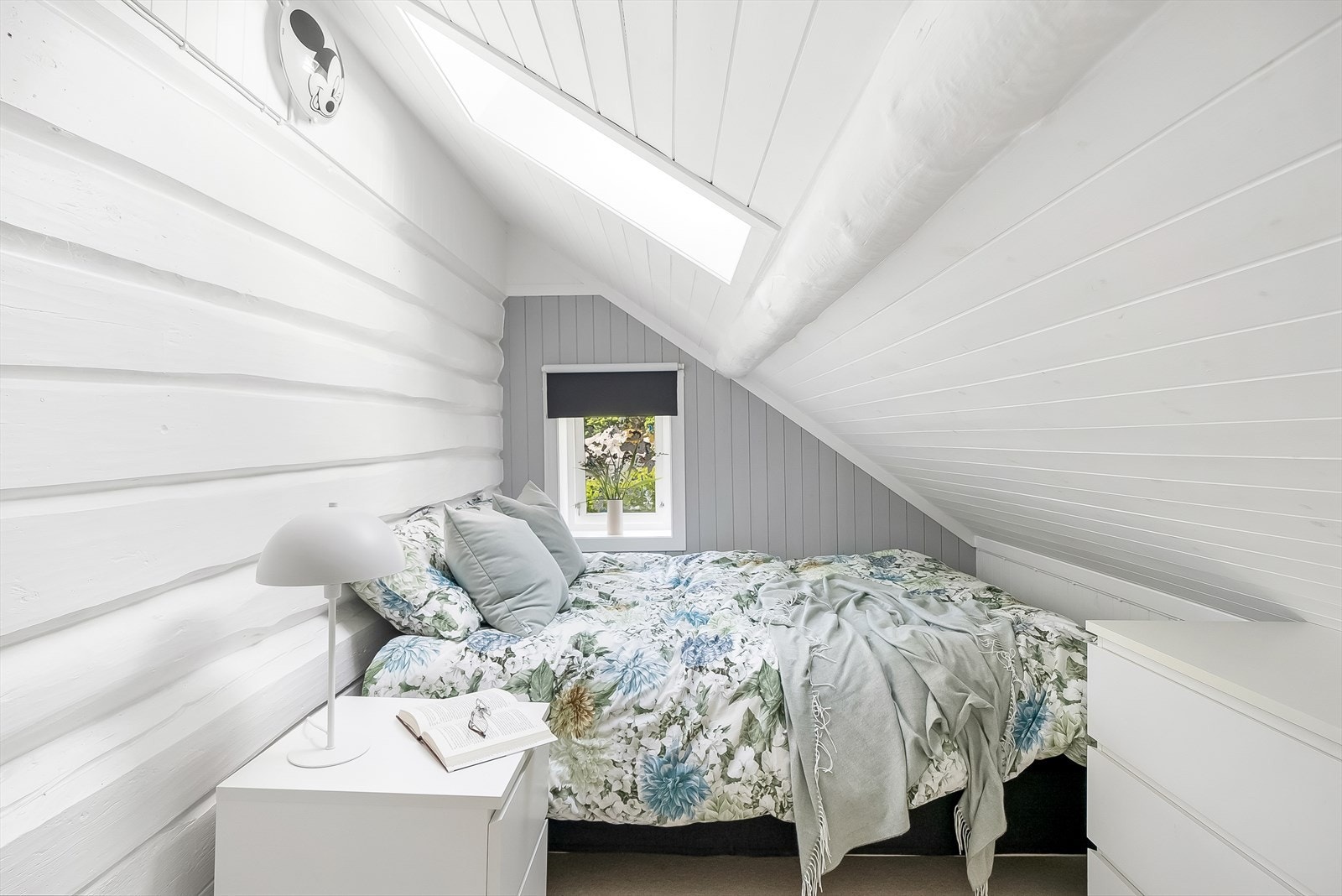 Soverom 3 av 4 på loft. Innslag av gamle tømmervegger og rundstokk i tak. Galleribilde