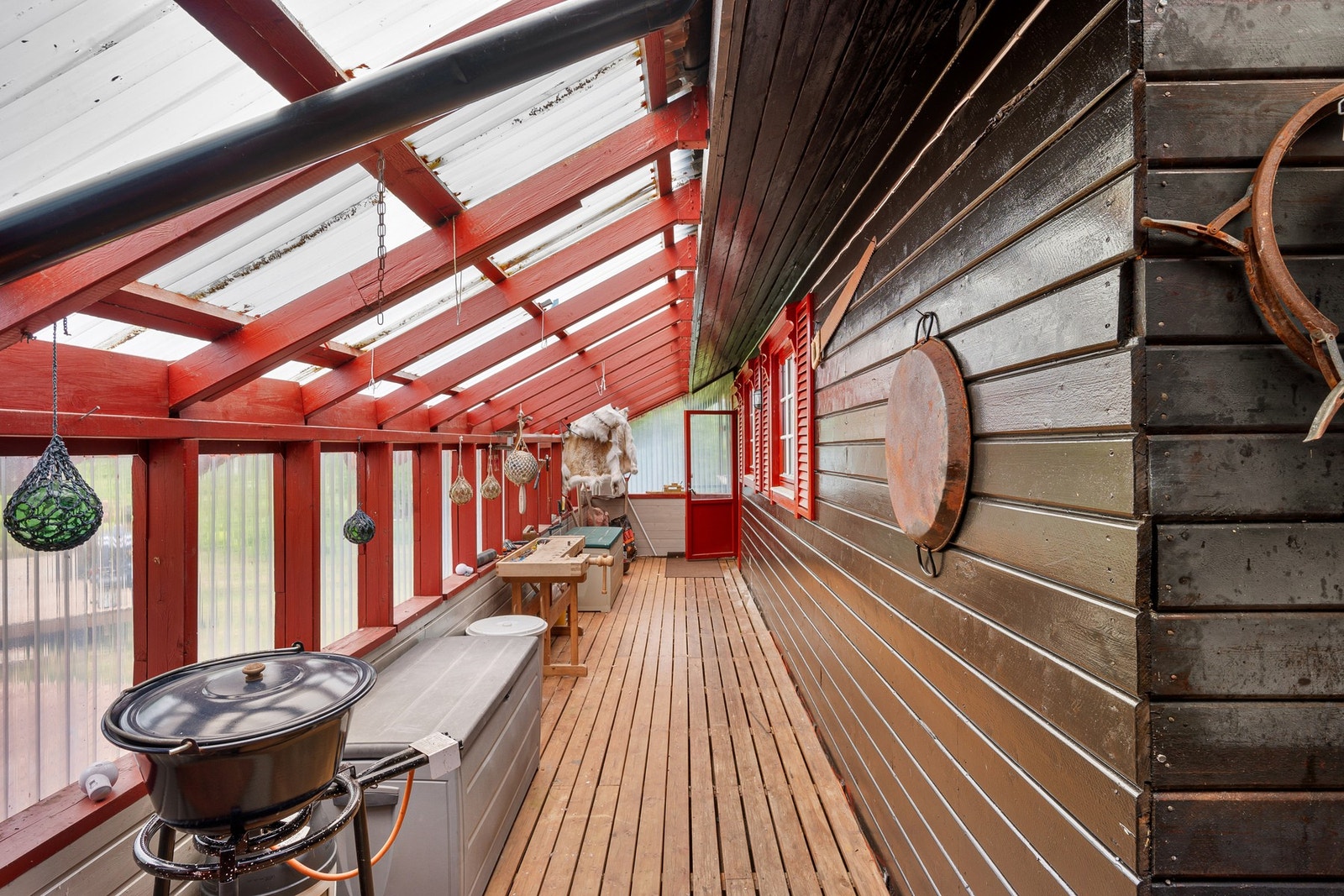 Overbygd område mellom hovedbygning og uthus Galleribilde