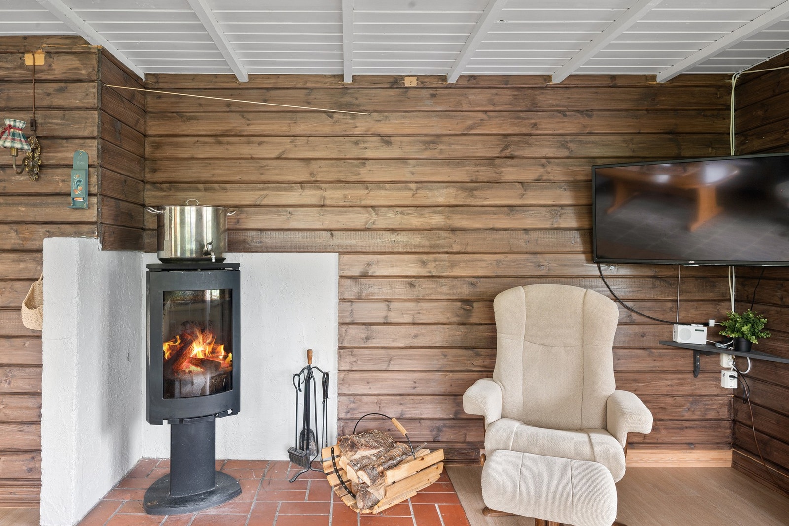 Vedovn i stuen som gir god varme og atmosfære Galleribilde