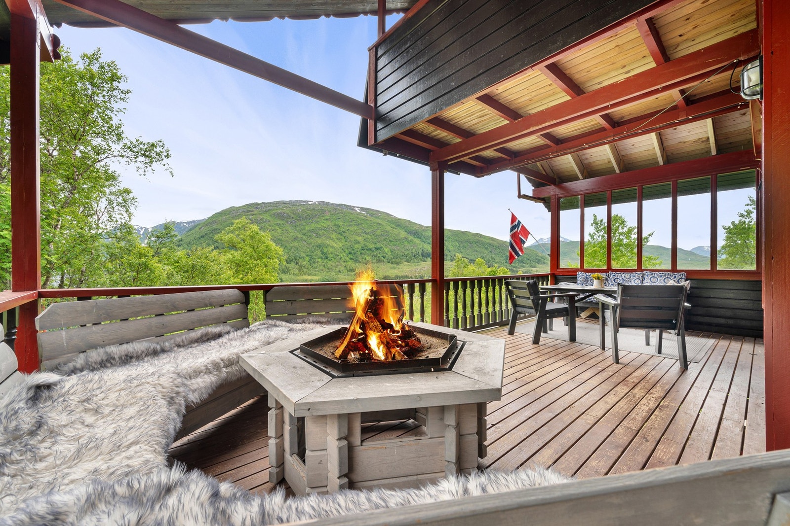 Her kan du sitte og nyte fine omgivelser fra verandaen Galleribilde