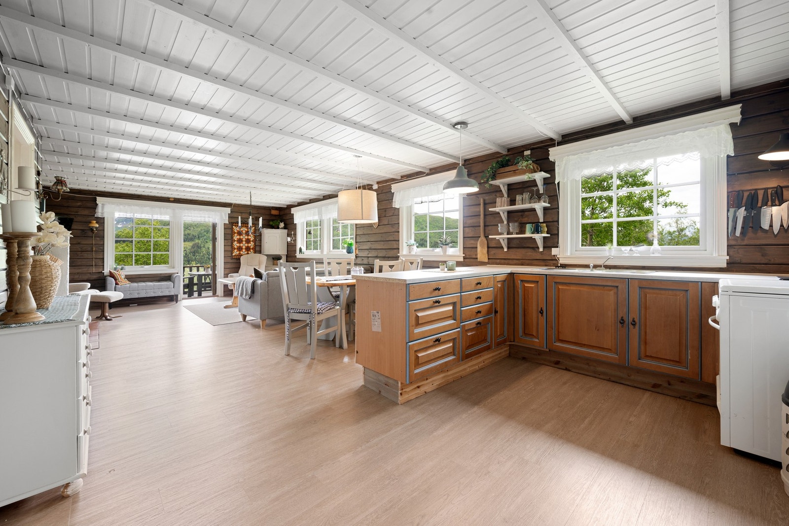 Her kan du bruke tid på kjøkkenet samtidig som du har god kontakt med resten av familien eller eventuelle gjester Galleribilde