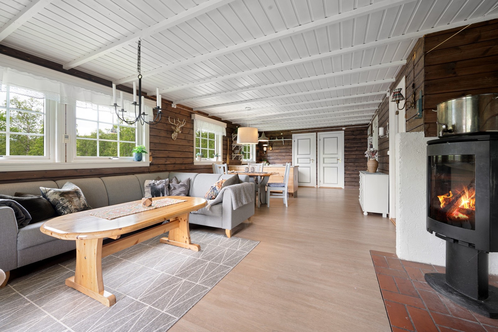 God plass til både sofagruppe og spisestue Galleribilde