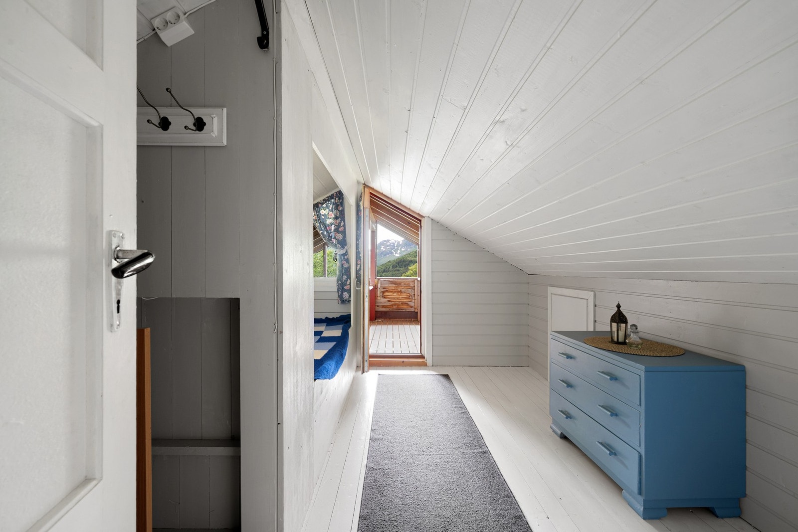 Gang på loft med adkomst til balkong Galleribilde