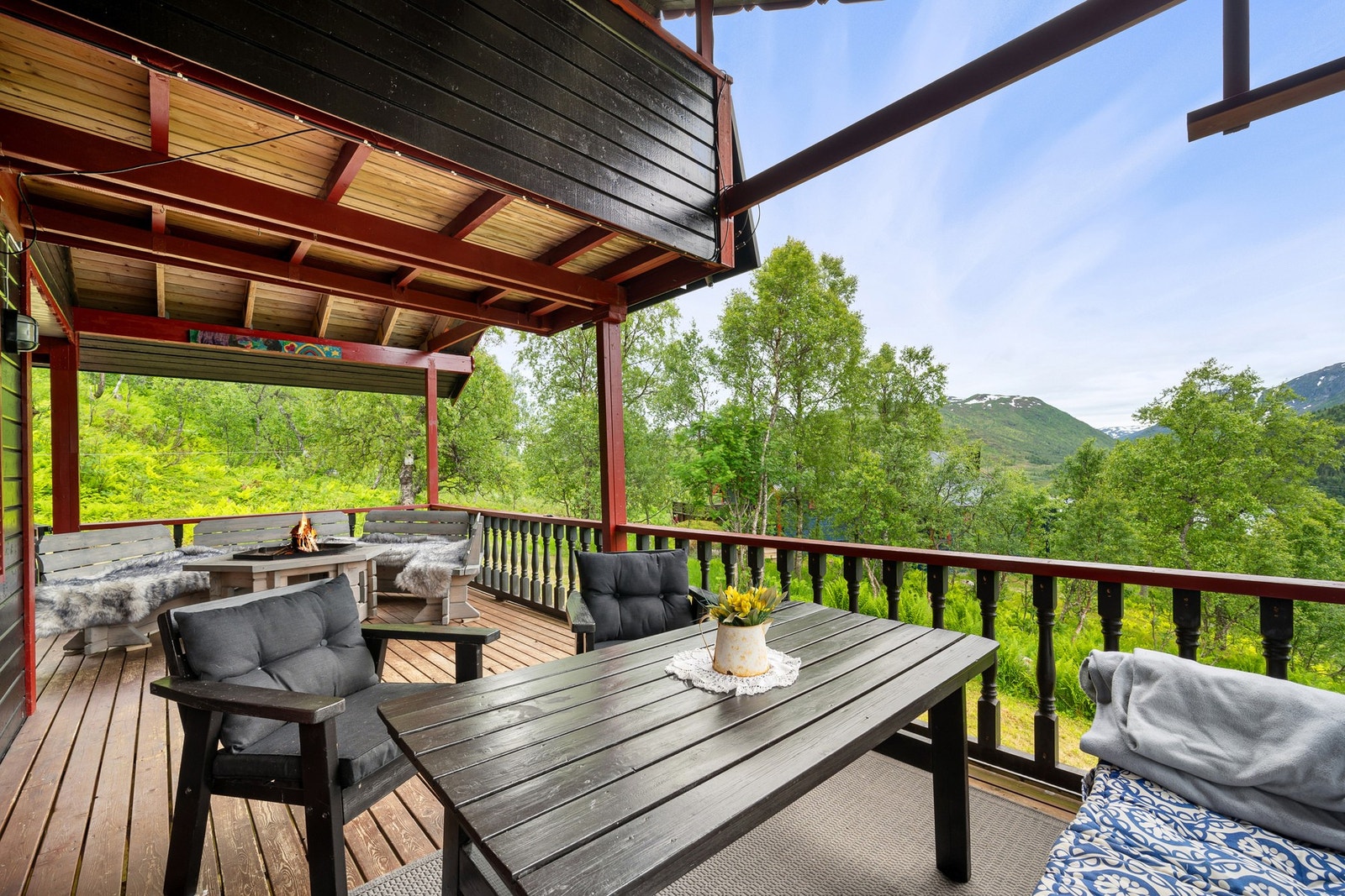 Plass til flere sittegrupper på veranda Galleribilde