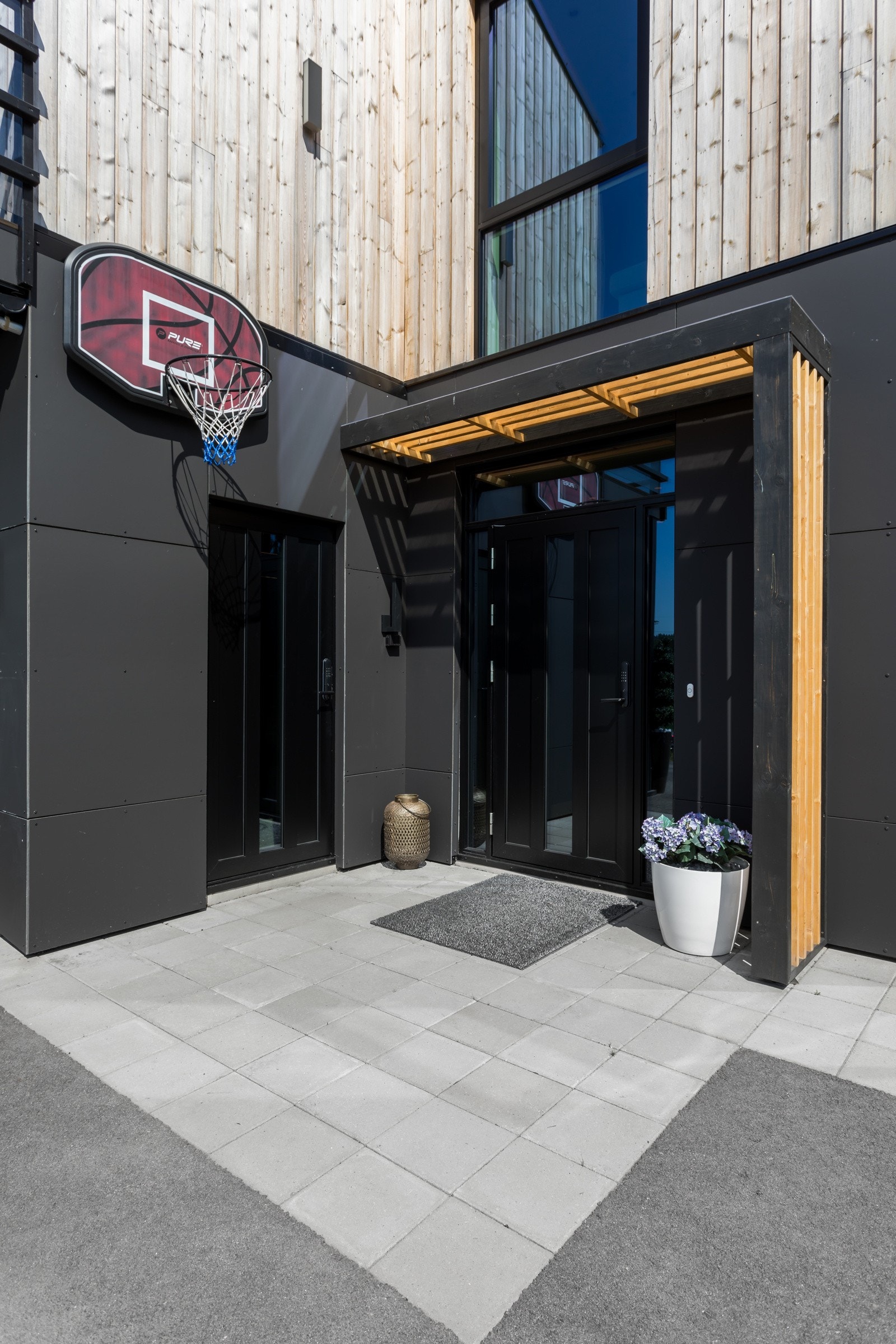 Flott inngangsparti med meget eksklusive cembrit fasadeplater. Galleribilde