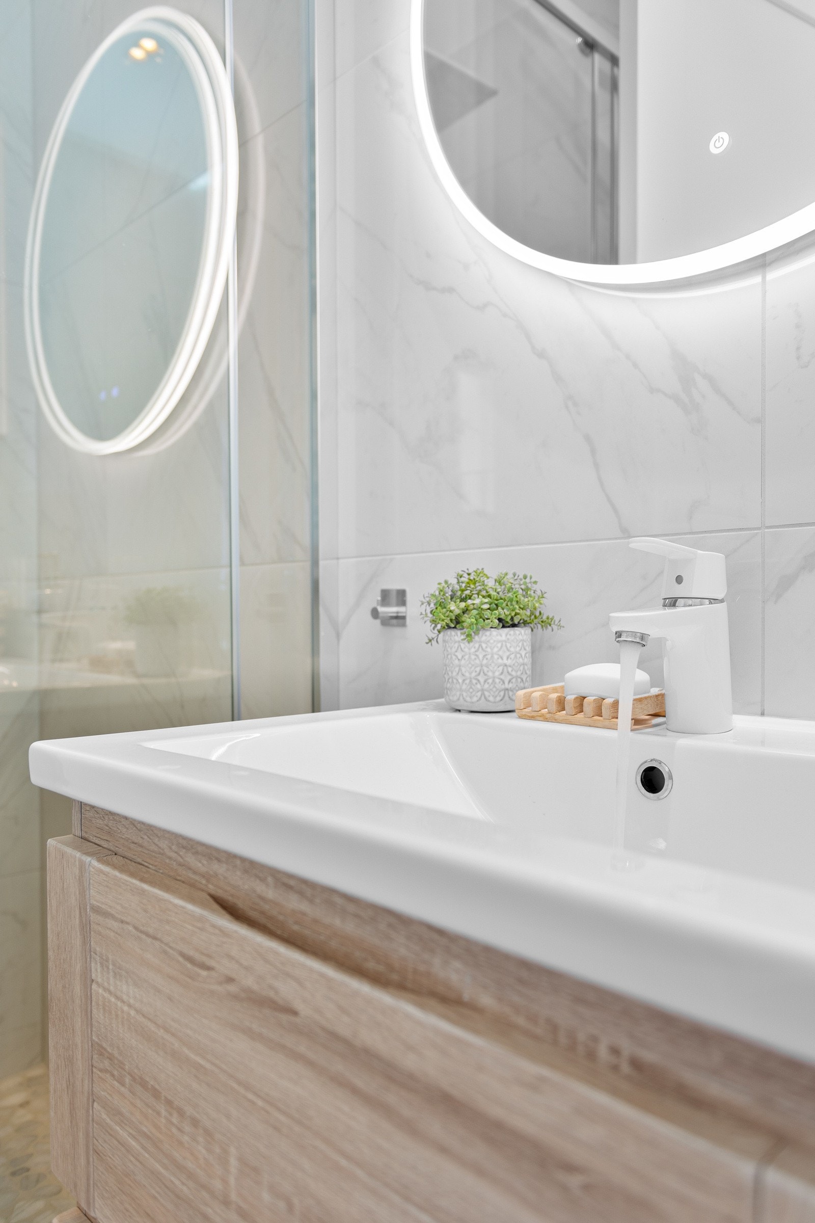 Badet er flislagt og har varmekabler i gulv. Galleribilde
