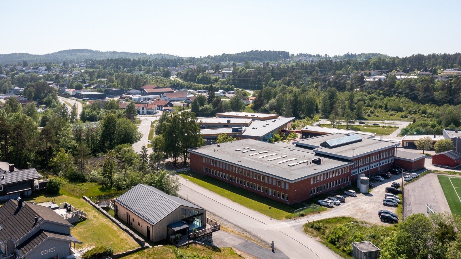 Nye Heistad barne- og ungdomsskole som nærmeste nabo. Galleribilde