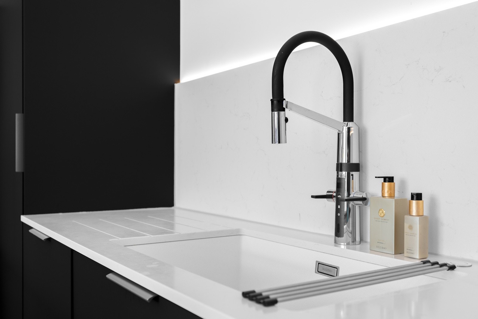 Smart blandebatteri fra Grohe med touchfri, magnetisk spyler og display som viser temperatur. Galleribilde