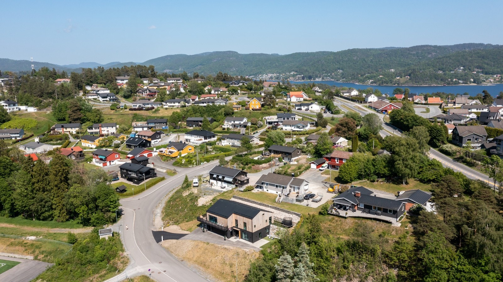 Boligen ligger i et barnevennlig og vakkert nabolag på Løvsjø/Heistad. Galleribilde
