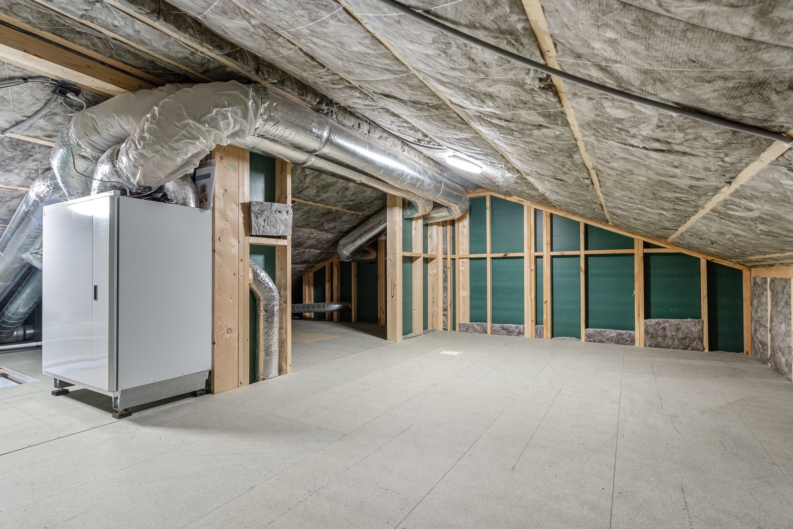 Stort loft over boligen med opptil ca 2,1 meter takhøyde Galleribilde