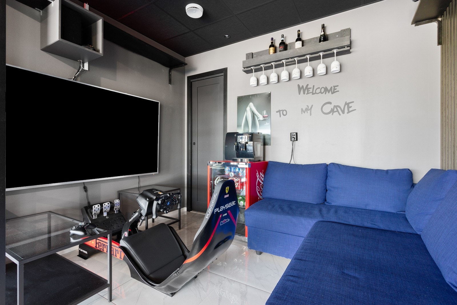 Her er det også laget et lite oppholdsrom/gaming rom som er innredet med sofagruppe og TV. Dette rommet er skreddersydd for avslapning og moro. Galleribilde