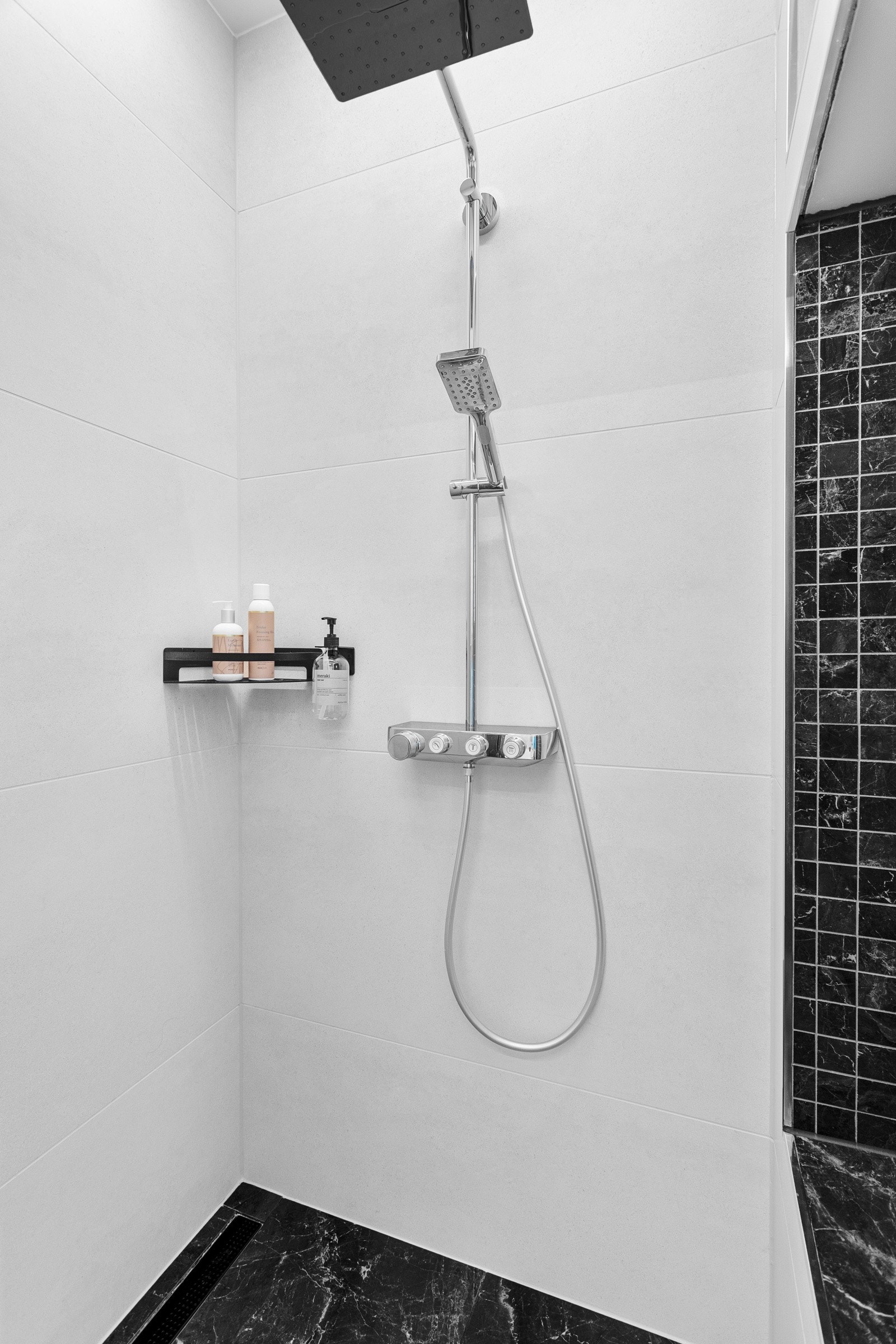Badet er flislagt og har varmekabler i gulv. Galleribilde