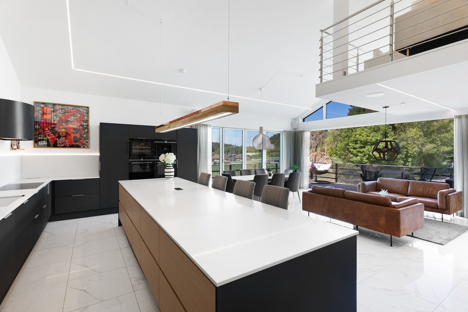 Meget stort og flott kjøkken fra Designa med masse lagringsplass og Silestone kompositt steinplate. Galleribilde