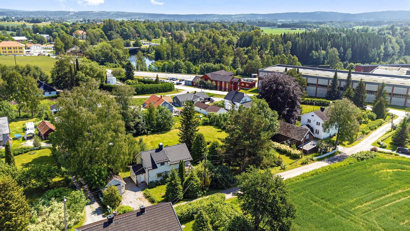 Stavivegen 7 ligger i et attraktivt, usjenert, etablert og barnevennlig boligområde på Eidsvoll Verk i Eidsvoll kommune. Galleribilde