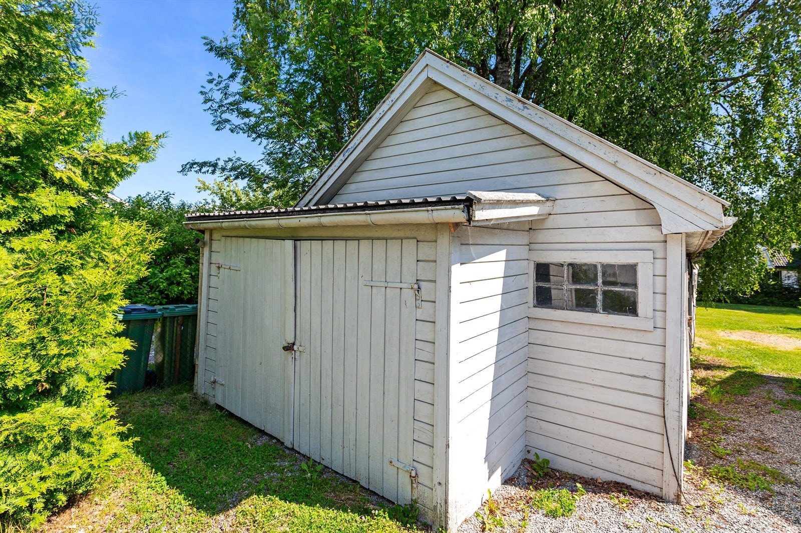 Fra gårdsplassen er det tilgang til en romslig garasje/uthus fra 1927 med BRA 40 m². Galleribilde