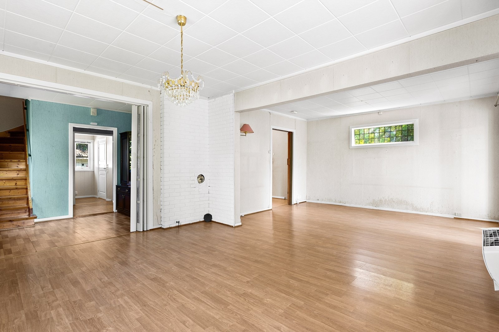 Stuen er lys og luftig med flere møbleringsmuligheter. Galleribilde