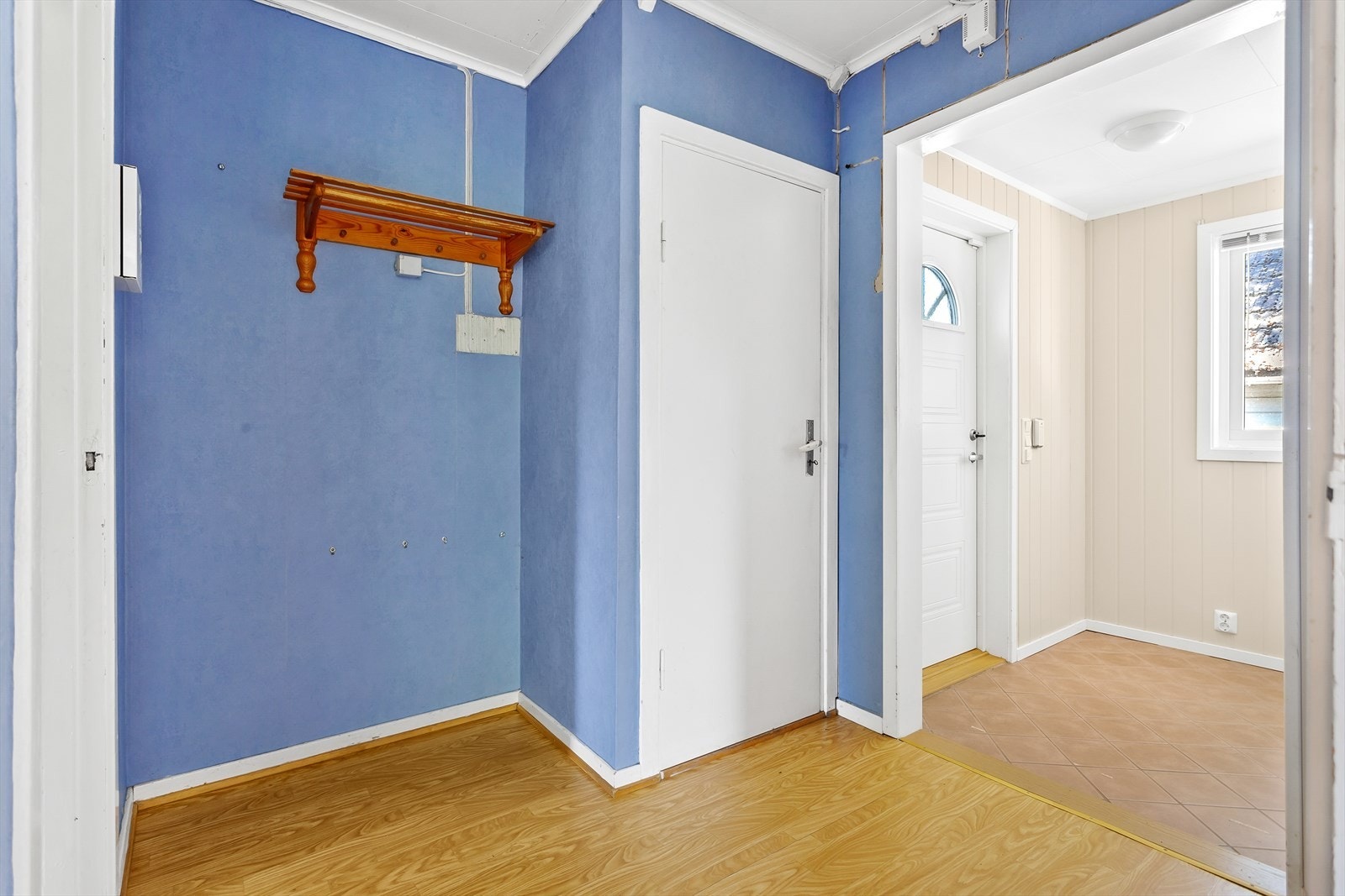 Vel inne i entréen er det plass til å henge fra seg yttertøy, samt sette fra seg sko. Her går det trapp ned til krypkjeller. Galleribilde