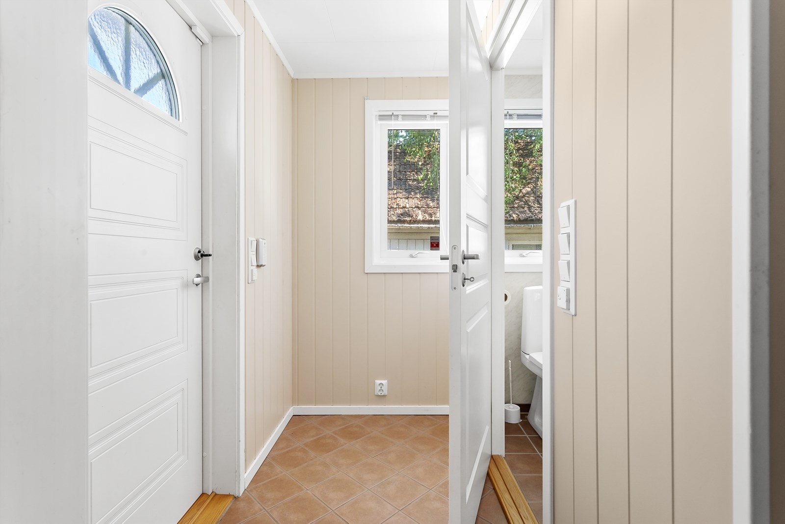 Velkommen inn. Tilbygget med entré og bad er fra 2012. Galleribilde