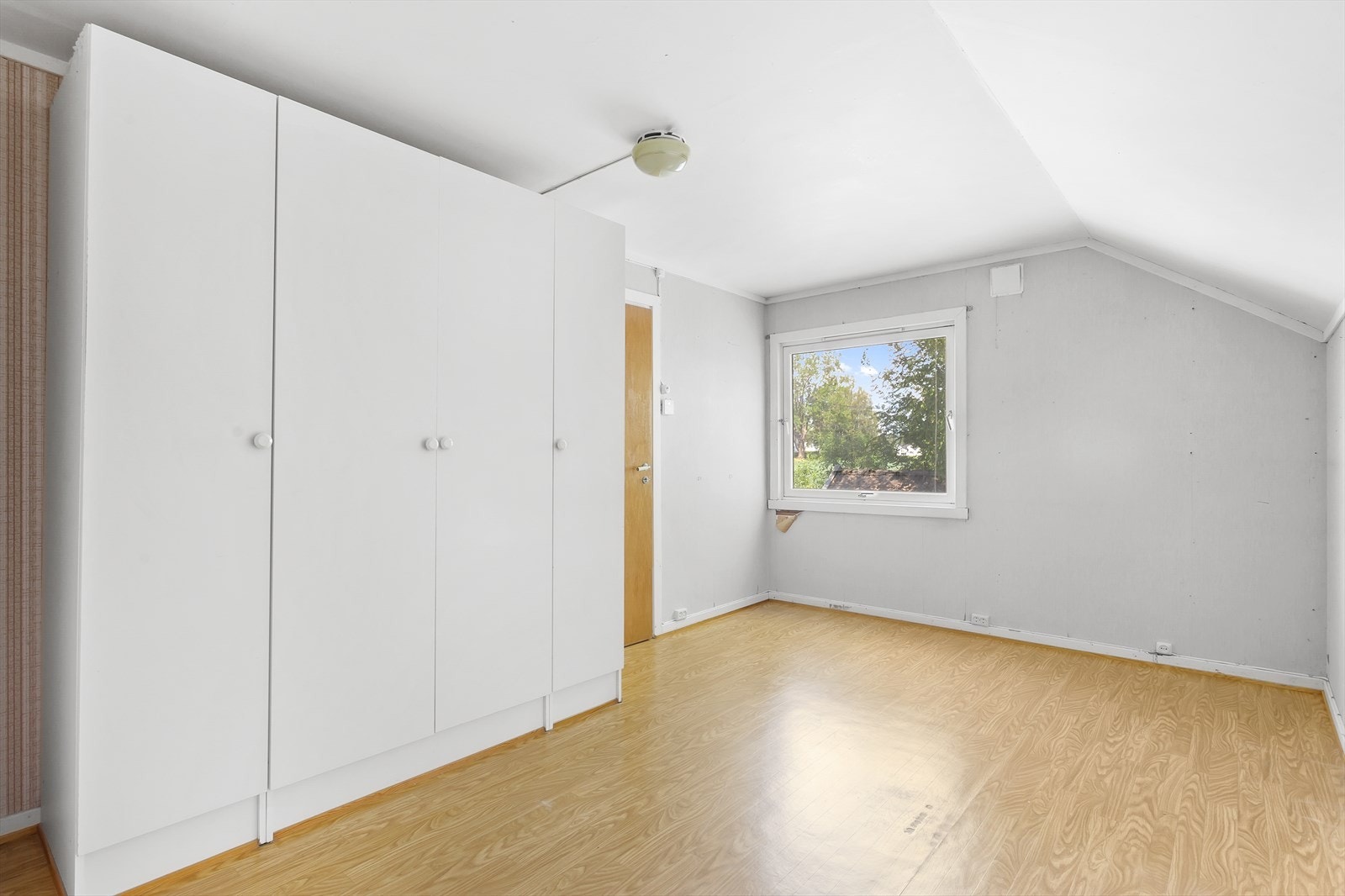 Boligen har tre gode soverom som alle ligger praktisk til i loftetasjen. Hovedsoverommet er av god størrelse og har plass til dobbeltseng, tilhørende nattbord og garderobeskap. Galleribilde