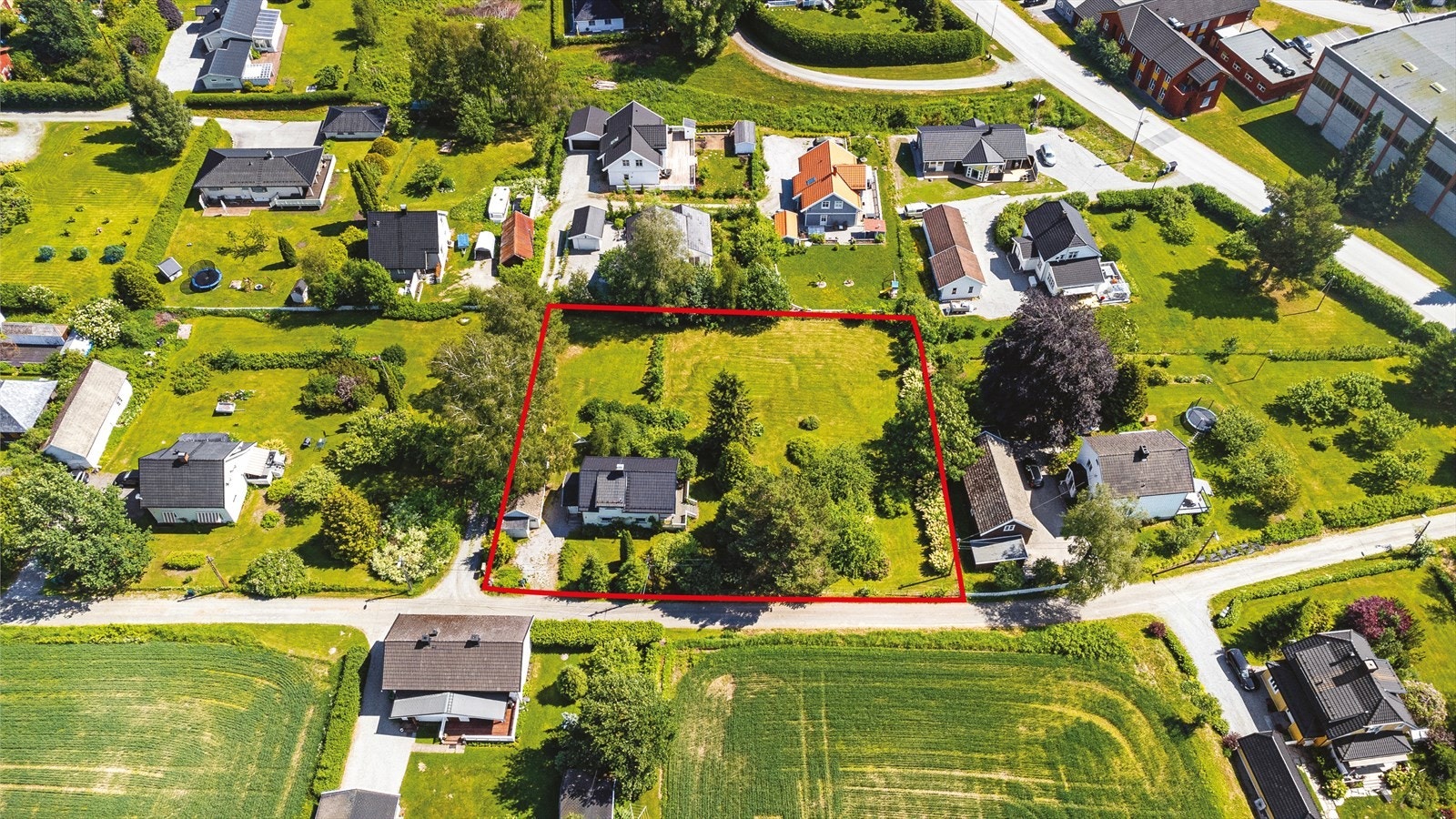 Attraktiv eiendom i flotte omgivelser. Fantastisk hage og svært romslig tomt. Galleribilde