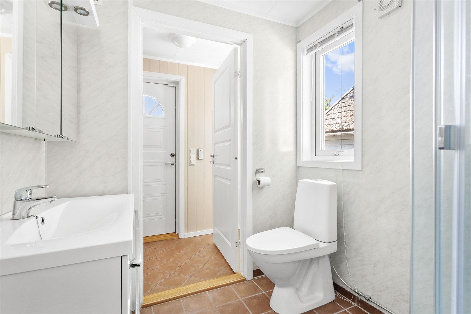 Rommet er utstyrt med baderomsinnredning med servant og ettgreps blandebatteri, speilskap med belysning over, gulvmontert toalett og dusjkabinett. Galleribilde