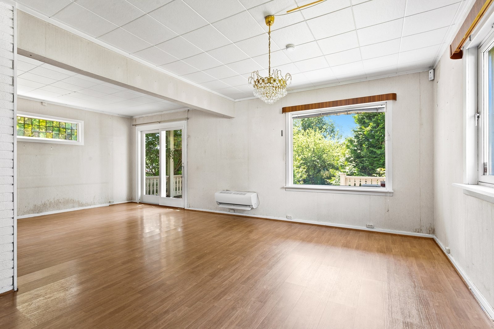 De store vindusflatene og terrassedøren slipper inn rikelig med naturlig lys. Galleribilde