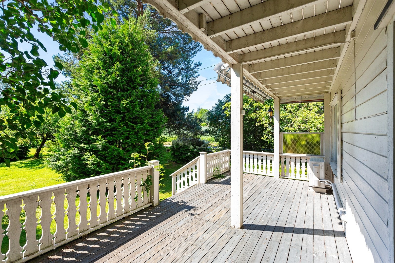 Her er det god plass til utemøblement i flere soner, og det er videre utgang til hagen. Galleribilde