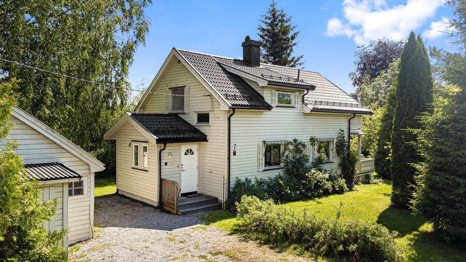 Enebolig med oppgraderingsbehov. Fantastisk tomt på hele 2486 kvm! Her kan du ved å gjøre en innsats skaffe deg drømme stedet! Galleribilde