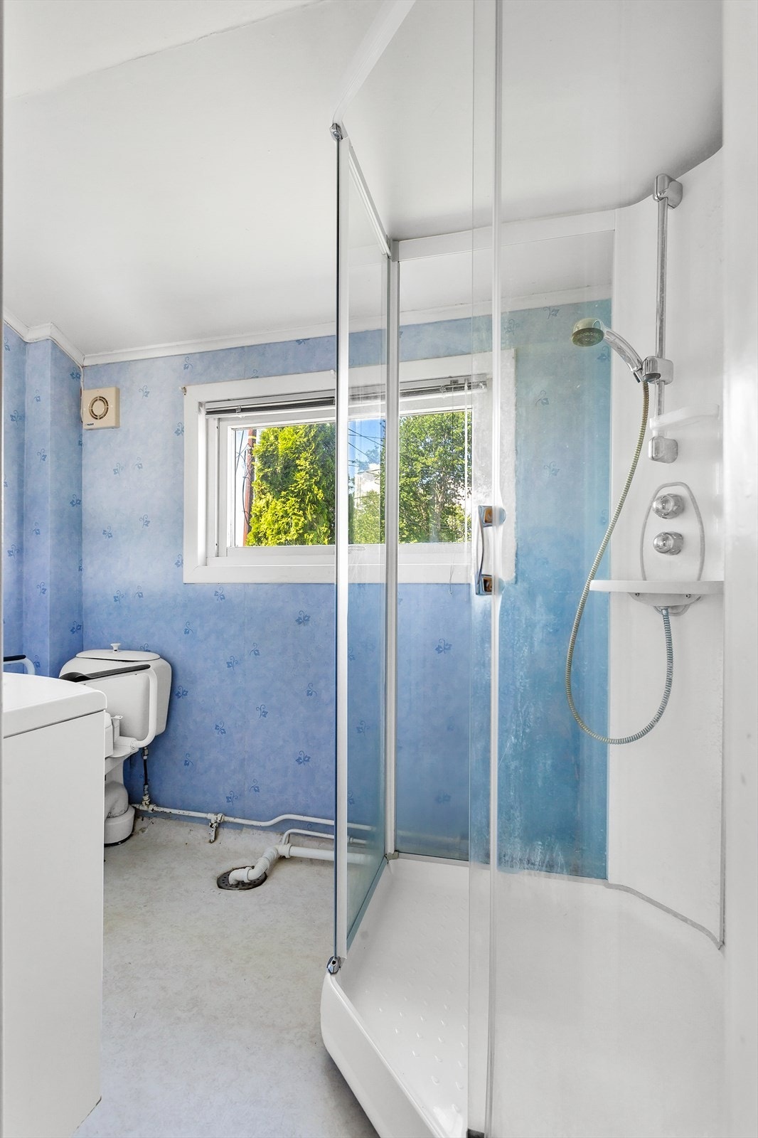 Badet må ikke brukes uten dusjkabinett, og våtrommet må totalrenoveres. Galleribilde