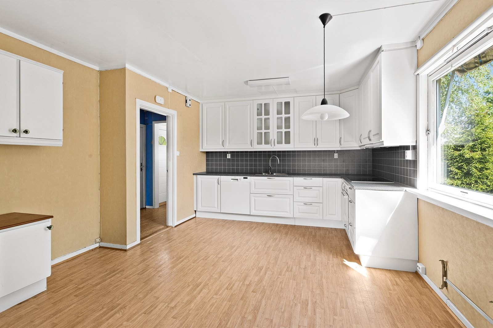 Romslig og pent kjøkken i eget separat rom. Galleribilde