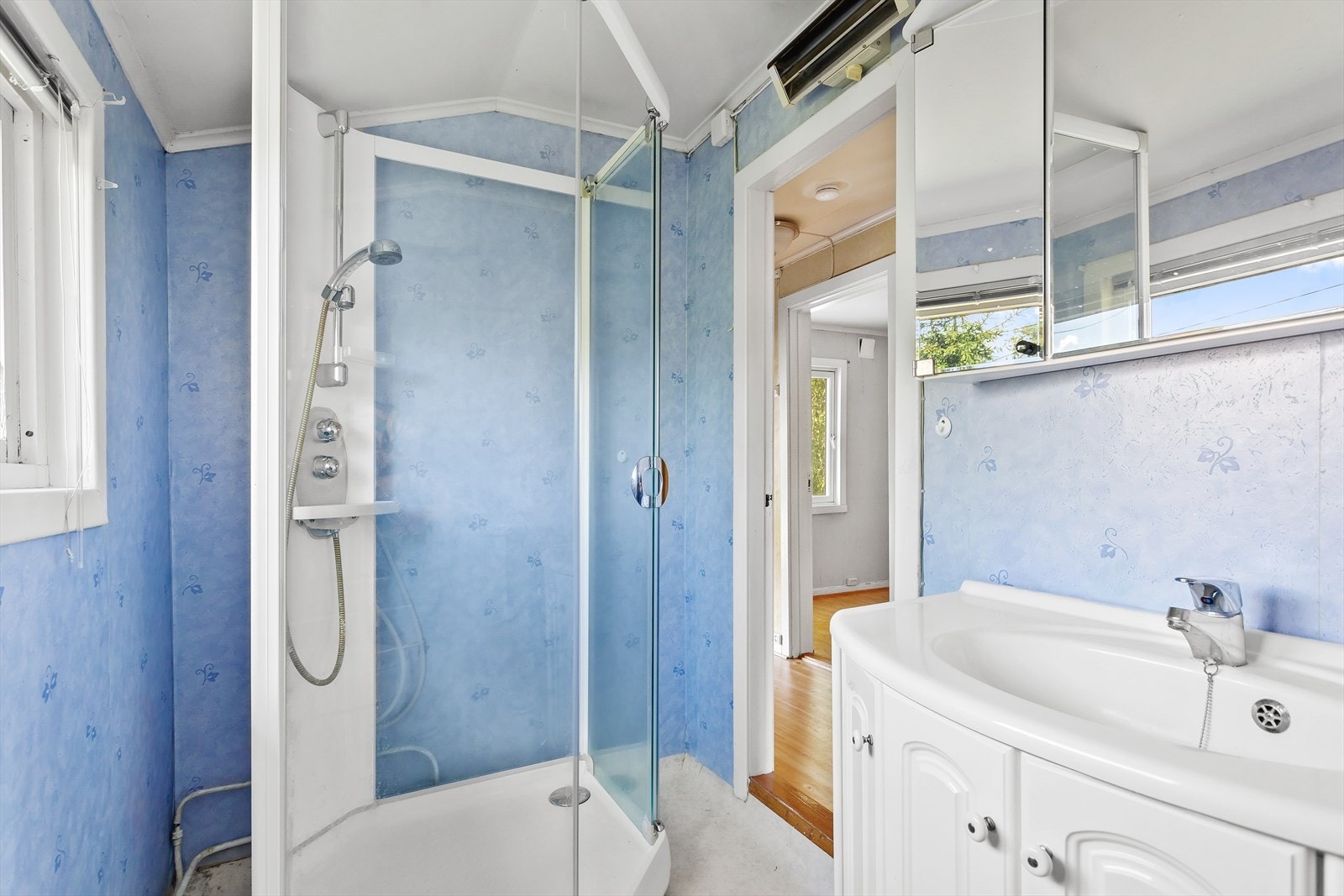 Eldre bad trolig fra 1970-tallet med belegg på gulv og baderomsplater på vegger. Galleribilde