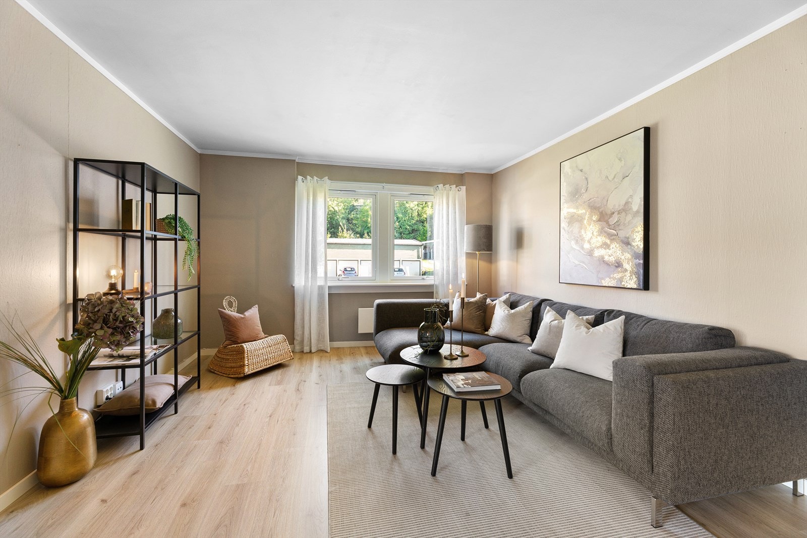 Vinduer i stua gir en god romfølelse og fra sofakroken kan man nyte en bedre film eller tv-opplevelse. Galleribilde