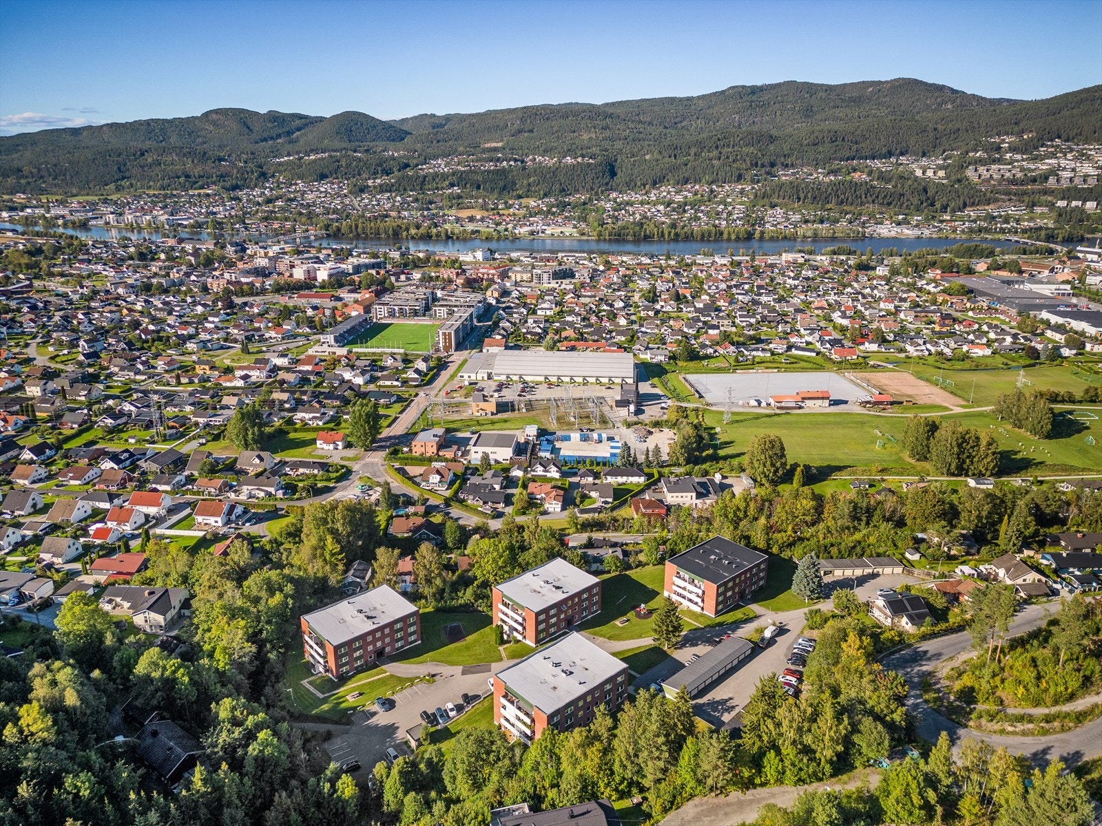 Kort vei til sentrum med gode kollektiv muligheter med buss og tog. Galleribilde
