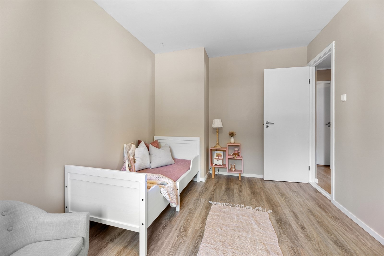 Første soverommet man kommer til ved inngang til leilighetn. Fin størrelse med plass til dobbeltseng Galleribilde