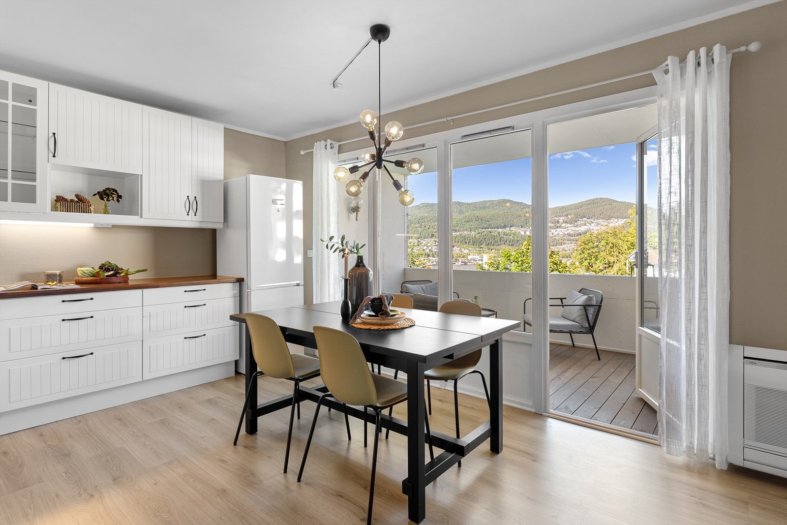 Det er kjøleskap, oppvaskmaskin, komfyr, induksjonstopp, vannstoppsystem og komfyrvakt. Galleribilde