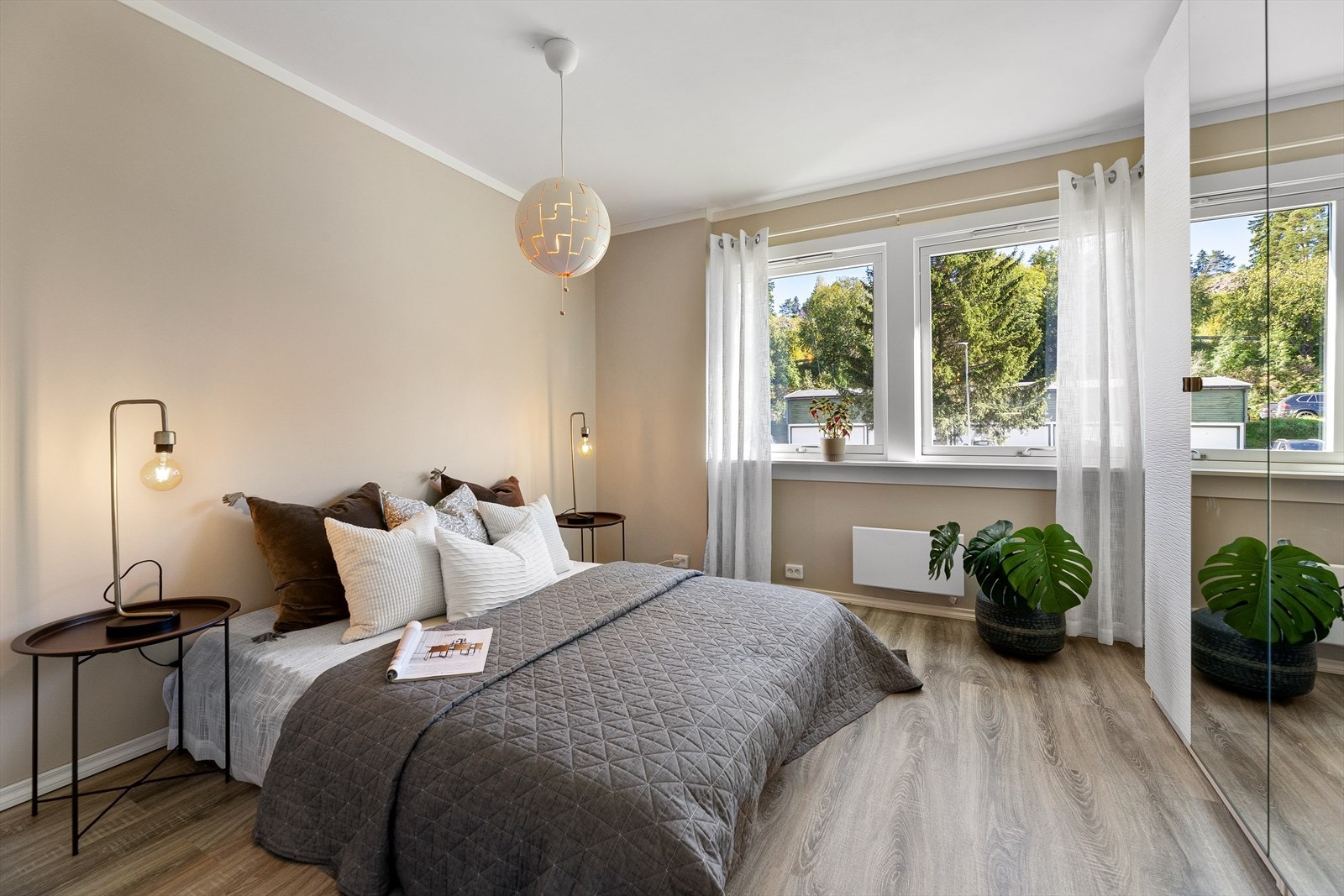 Hovedsoverom med adkomst fra stuen med god garderobeløsning. Galleribilde