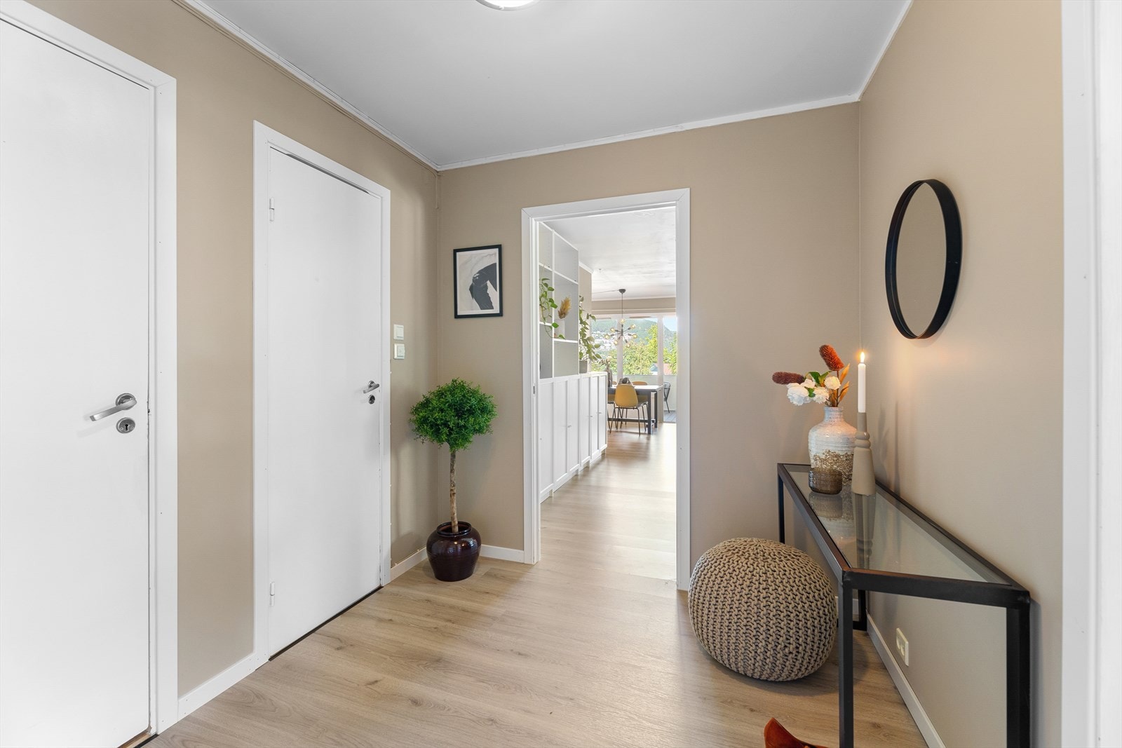 Nye gulver i kjøkken, stue og entrè. Galleribilde