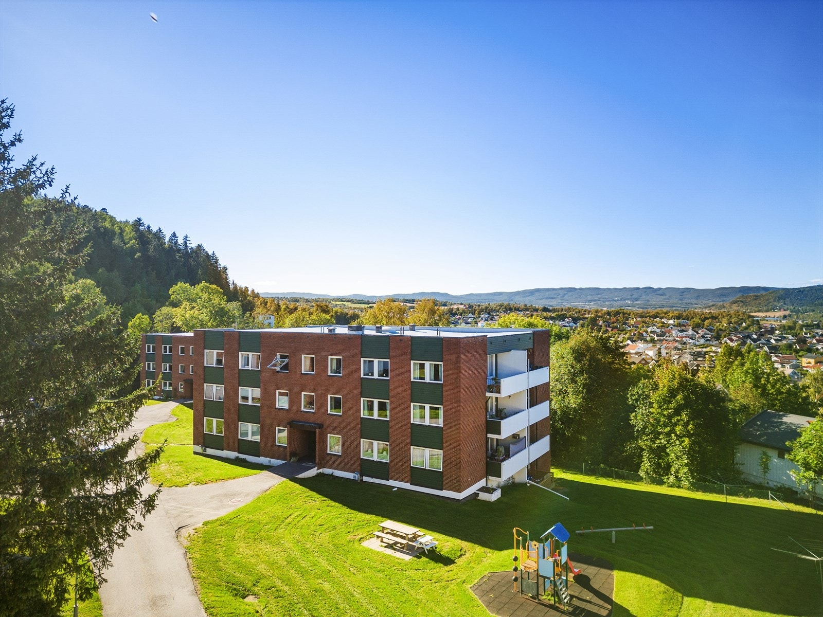 Leiligheten har en god og arealeffektiv planløsning med tre soverom, romslig stue og en hyggelig kjøkken løsning med rikelig naturlig lys grunnet store vinduer. Galleribilde