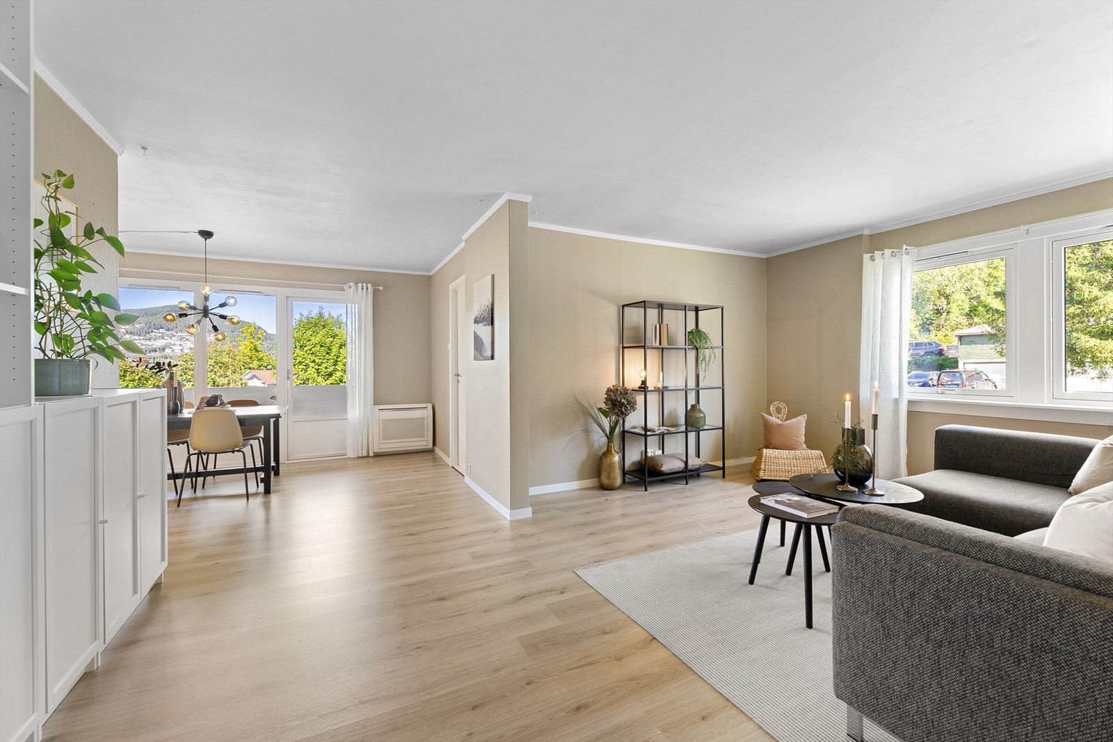 Delvis åpen løsning mellom stue/ spisestue og kjøkken. Galleribilde