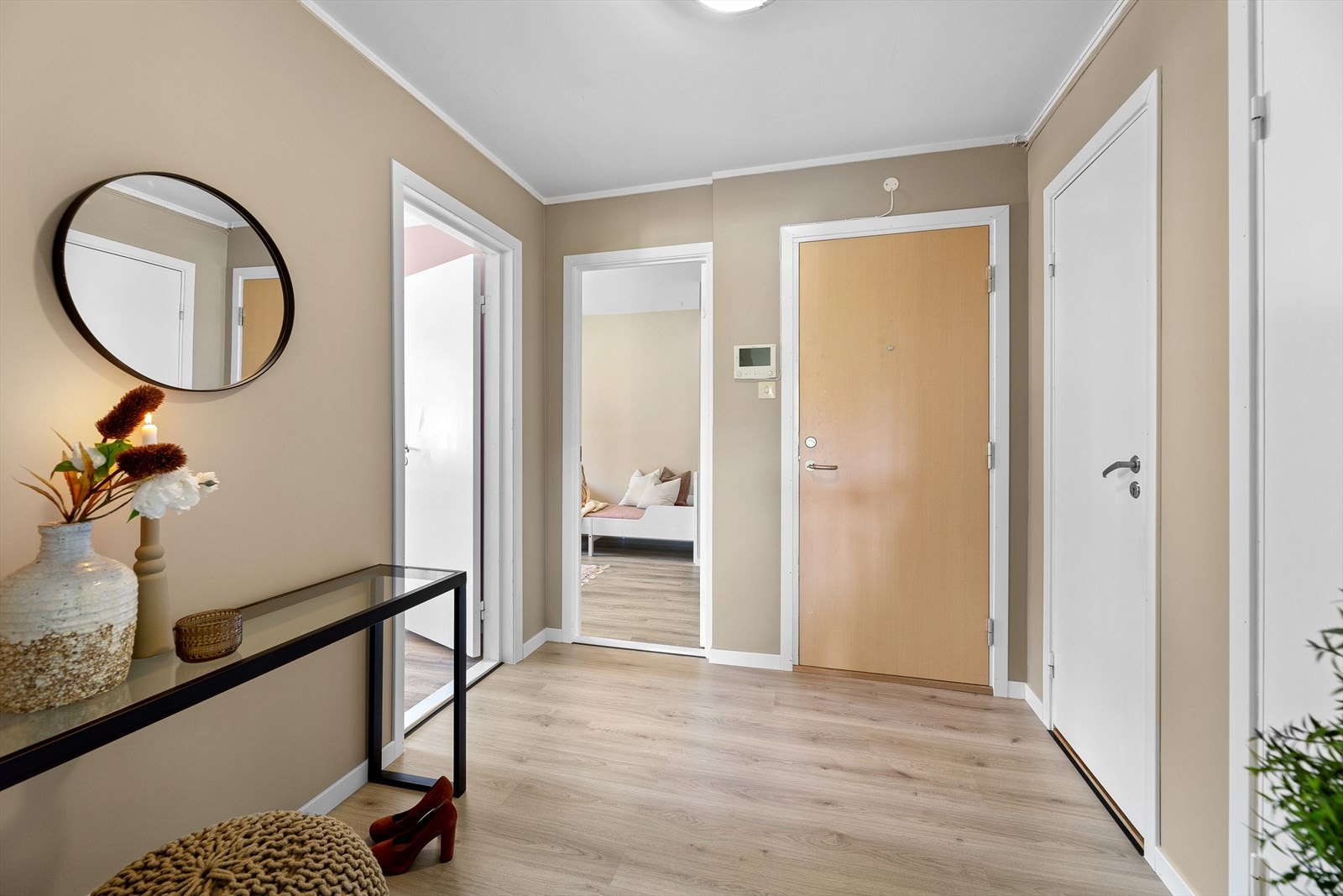 Hyggelig entrè med adkomst til to soverom, bad og WC Galleribilde