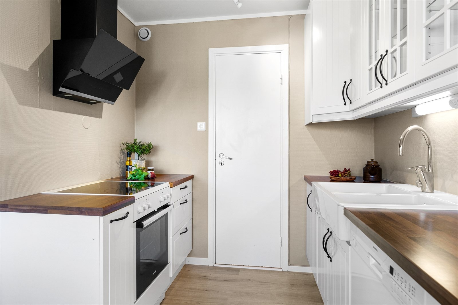 Det er kjøkkenventilator med kullfilter. Døren fra kjøkken til bad er nå borte, etter det ble lagd nye bad. Galleribilde