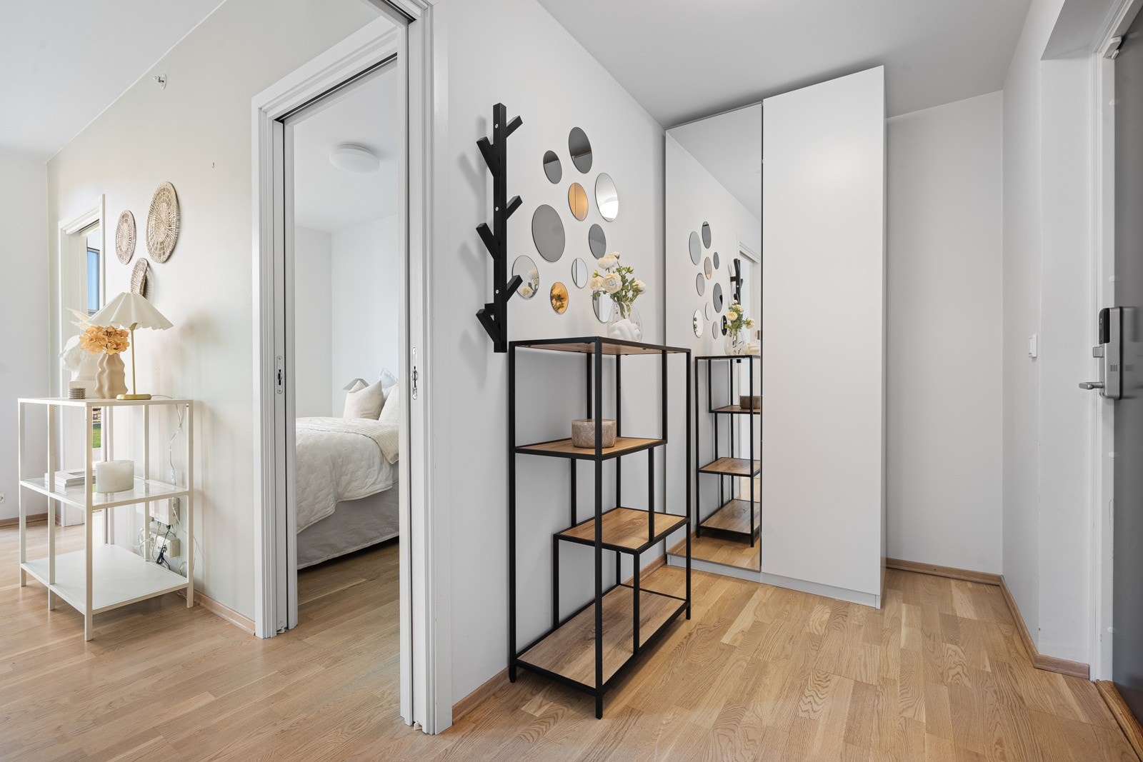 Gangen er lys, romslig og praktisk innredet. Galleribilde