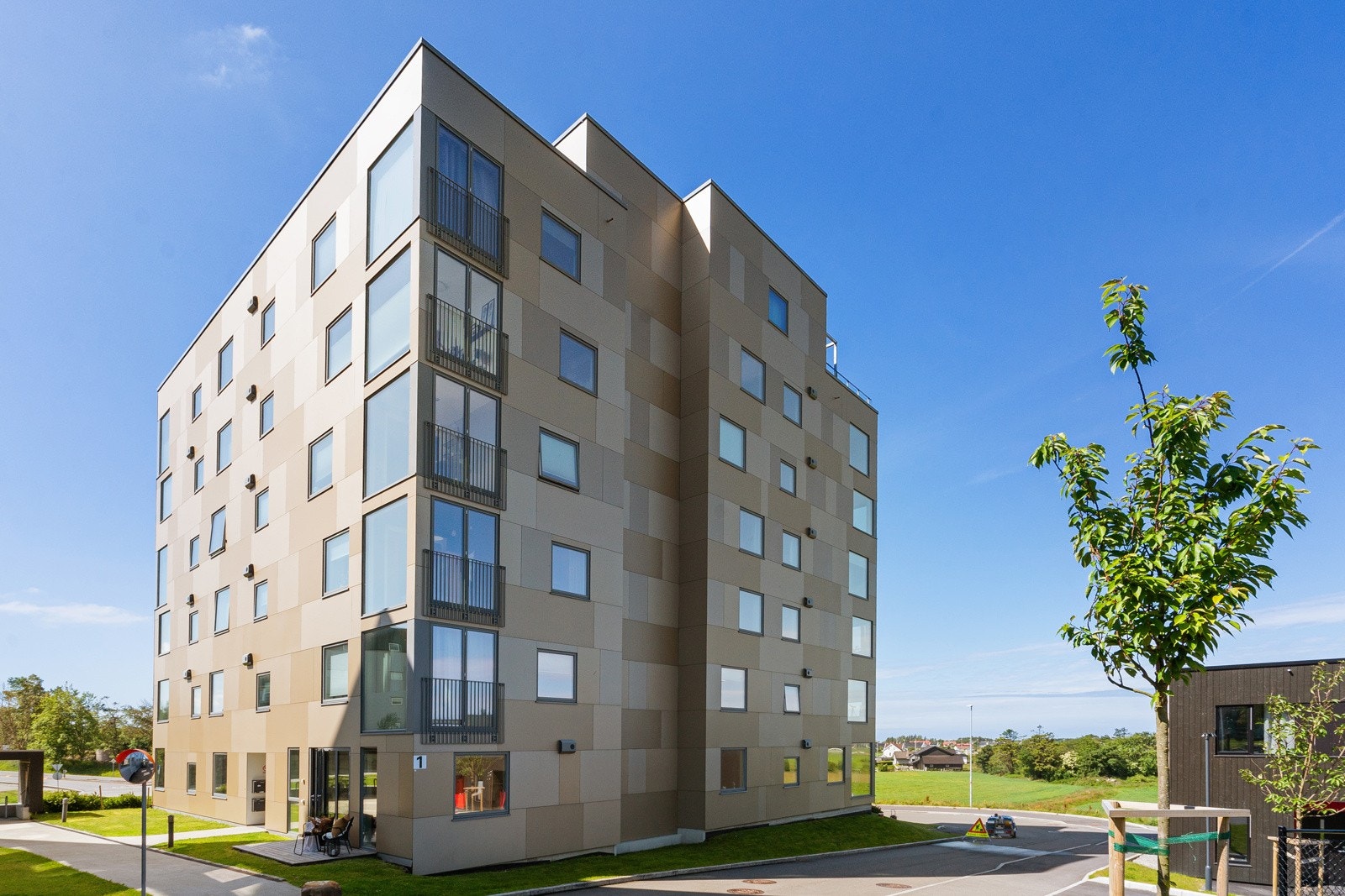 Leiligheten ligger på hjørnet av boligblokken og har rikelig med vindusflater i oppholdsrommene. Galleribilde