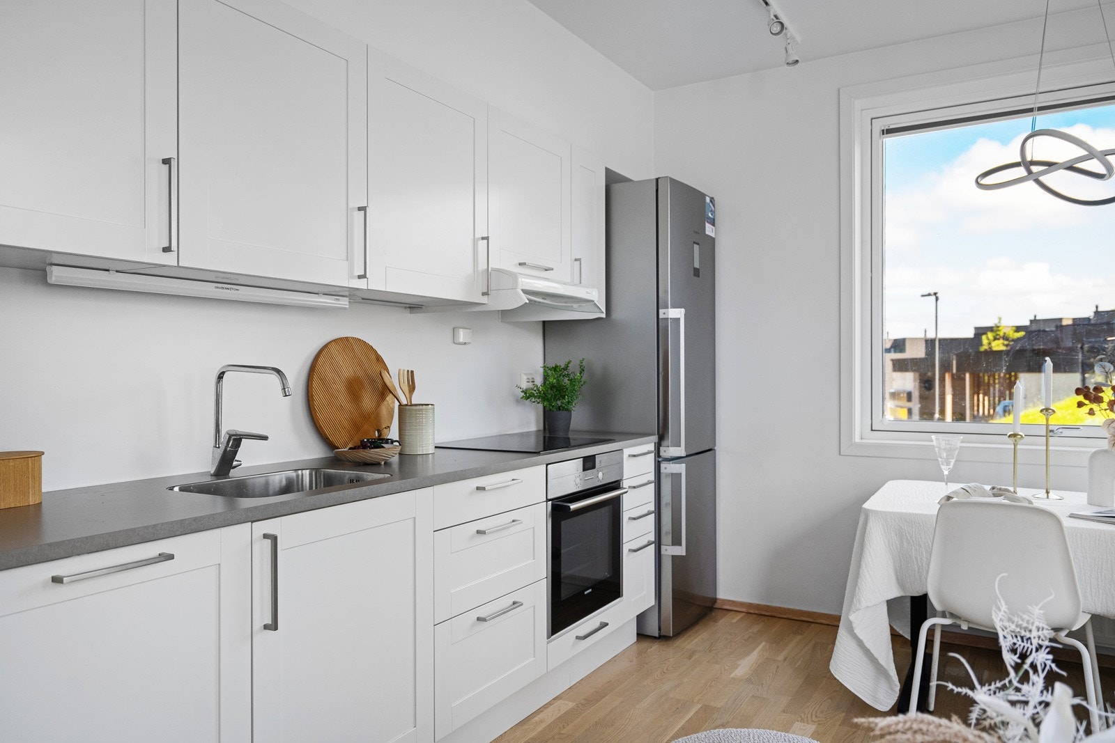 Det stilfulle og funksjonelle kjøkkenet er designet for en moderne livsstil. Galleribilde
