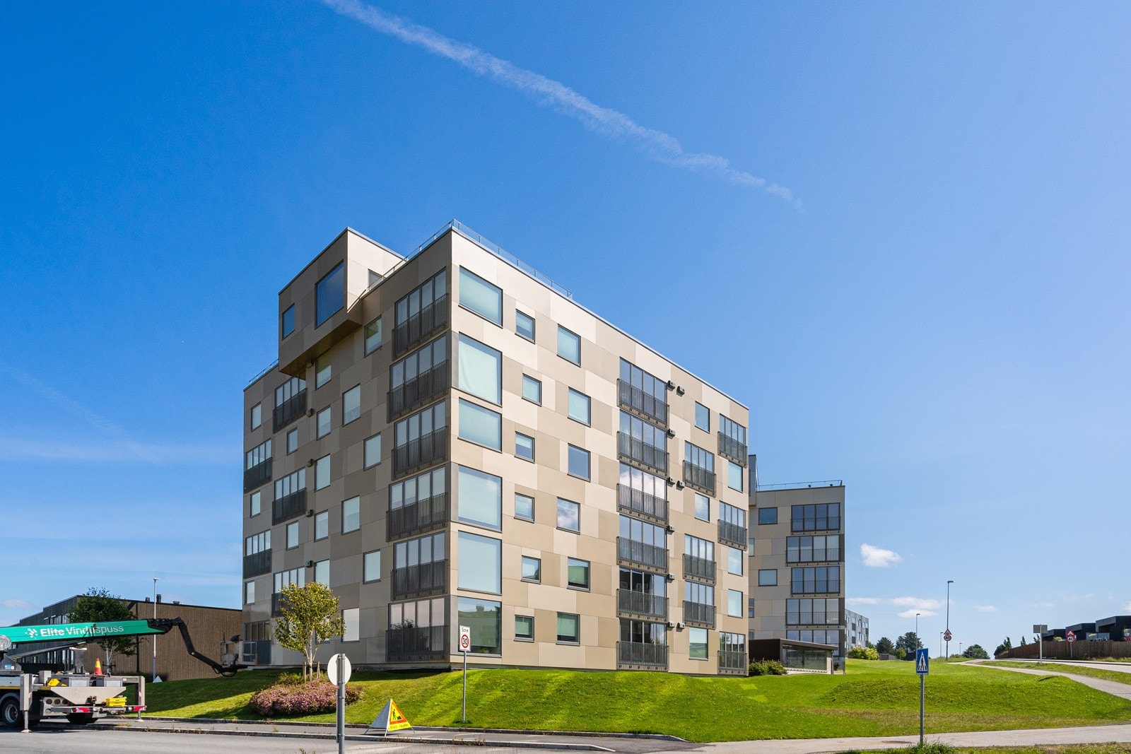 Fellesområdene er pent opparbeidet med benker, sykkeparkering, gressplen og bed. Galleribilde