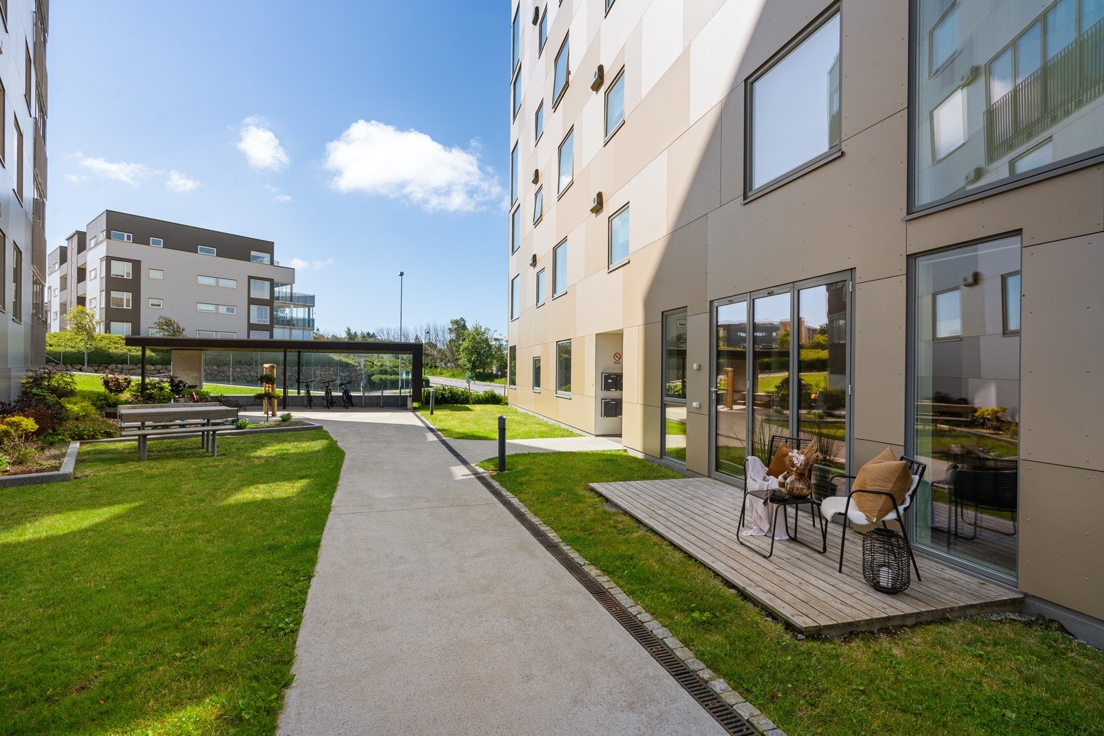 Terrassen har tilkomst via foldedører som kan åpnes helt opp. Galleribilde