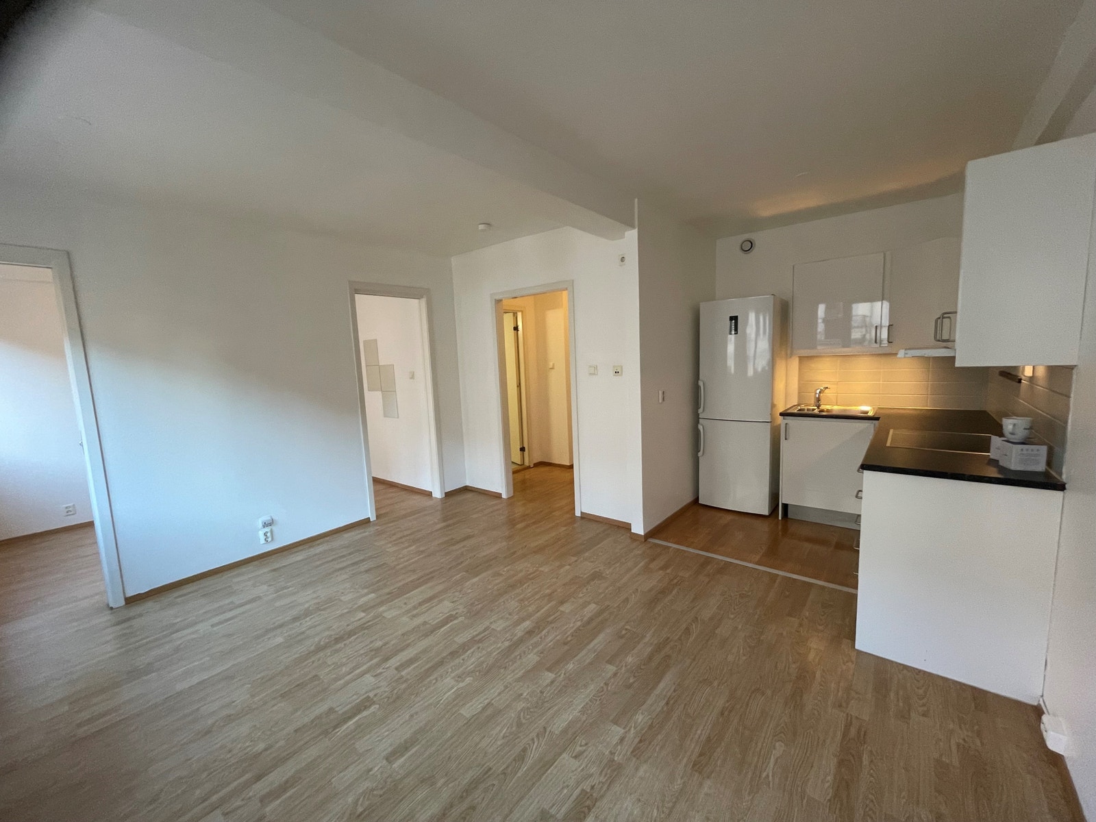 Stue mot soverom og kjøkken Galleribilde